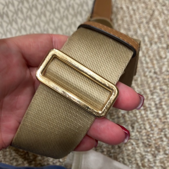 MICHAEL KORS Fanny Pack. Excellent condition, no stains or wear and tear. - Picture 5 of 8